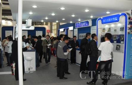 參展人員紛紛索取資料,咨詢(xún)相關(guān)人員技術(shù)問(wèn)題